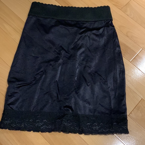 VEUC Vintage Black Shape wear Slip - size S - Picture 8 of 12